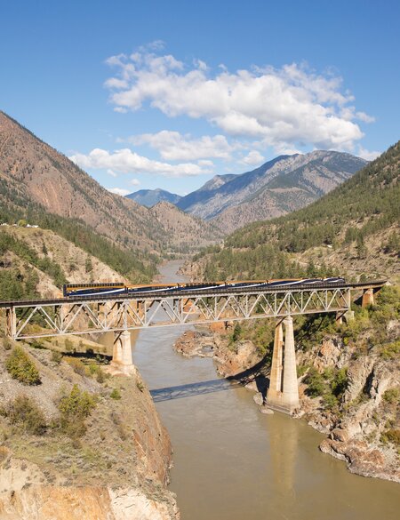 Der Rocky Mountaineer auf der Fraser River Bridge | © Rocky Mountaineer 