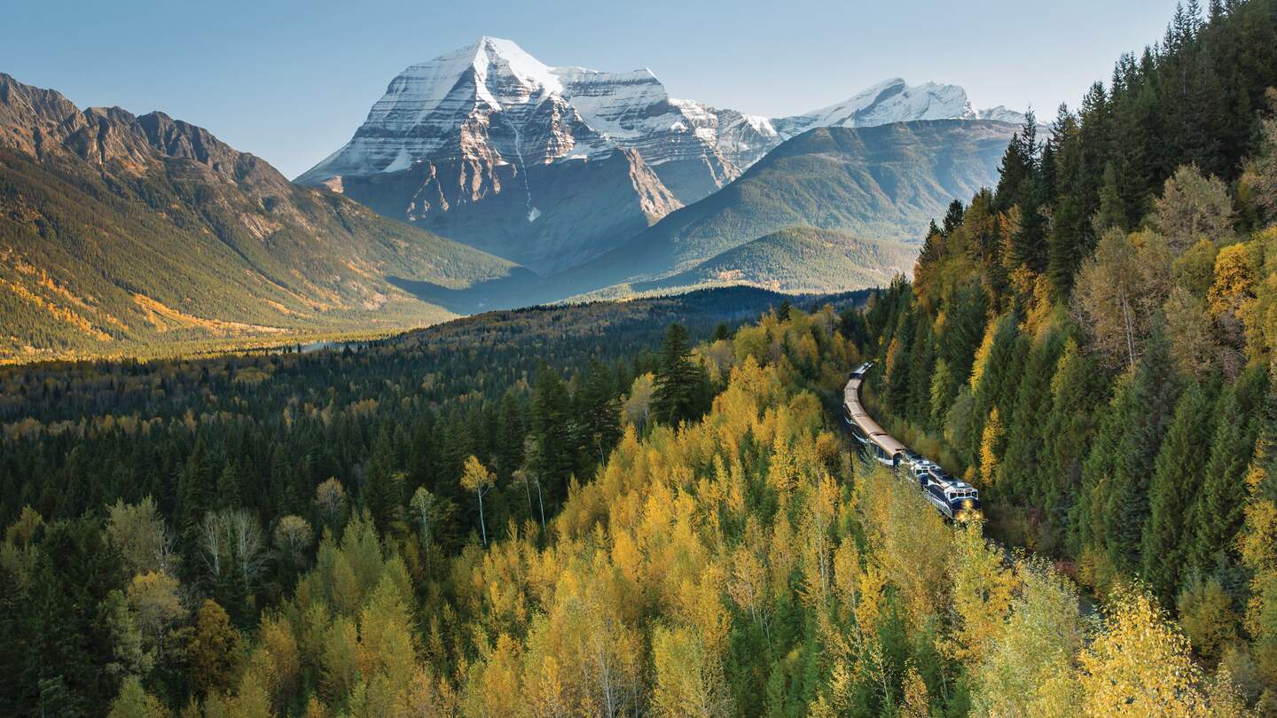 Der Rocky Mountaineer am Mount Robson im Jasper Nationalpark in Kanada | © Rocky Mountaineer 