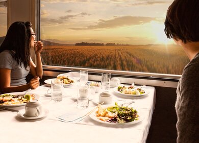 Ein Paar isst im Restaurantwagen | © Via Canadian Pacific
