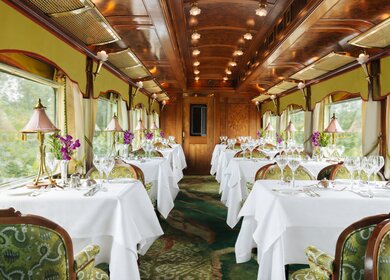 Das edle Innne des Restaurantswagens des Eastern & Oriental Express in Asien, das die exklusive Atmosphäre des Luxuszuges wiederspiegelt. | © Ludovic Balay