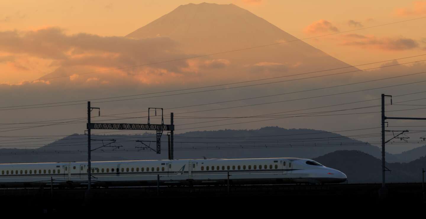 Abendlicher Blick auf den Berg Fuji und den Shinkansen mit gelb gefraebtem Himmel | © Gettyimages.com/nukopic