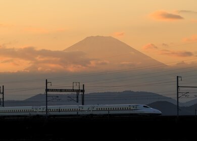 Abendlicher Blick auf den Berg Fuji und den Shinkansen mit gelb gefraebtem Himmel | © Gettyimages.com/nukopic