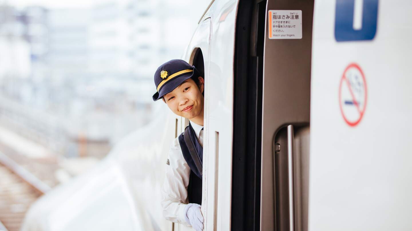  Perspektivische Ansicht des japanischen Shinkansen-Fahrers waehrend seiner Routine an einer Zughaltestelle auf einem Hochgeschwindigkeitszug N700A in Kyoto, Japan | © Gettyimages.com/FiledIMAGE