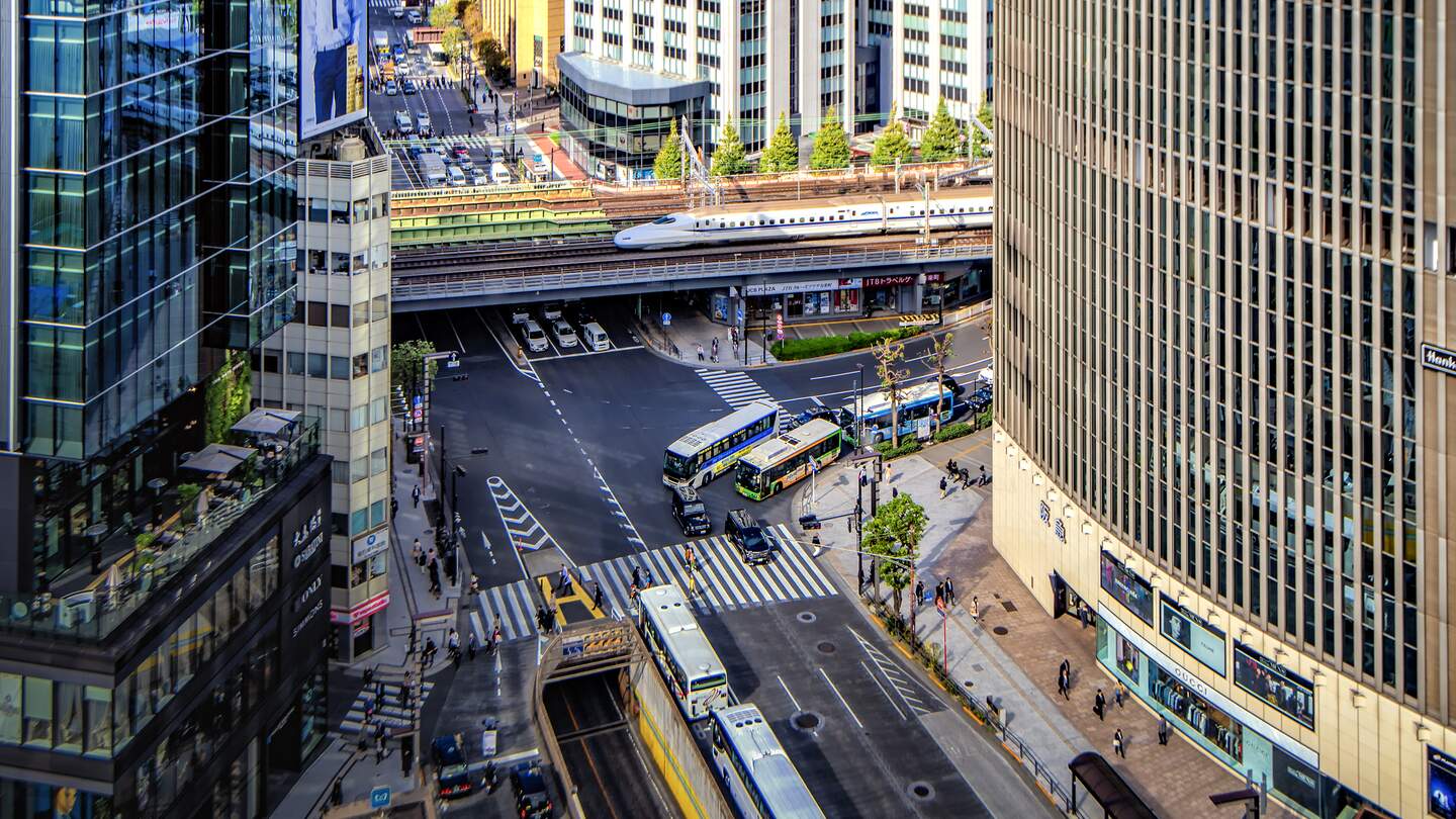 Hochgeschwindigkeitszug Shinkansen auf der Eisenbahnbrücke über Ginza Junction, Tokio | © GettyImages.com/	DoctorEgg