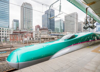Shinkansen am Bahnhof Tokyo | © GettyImages.com/yongyuan