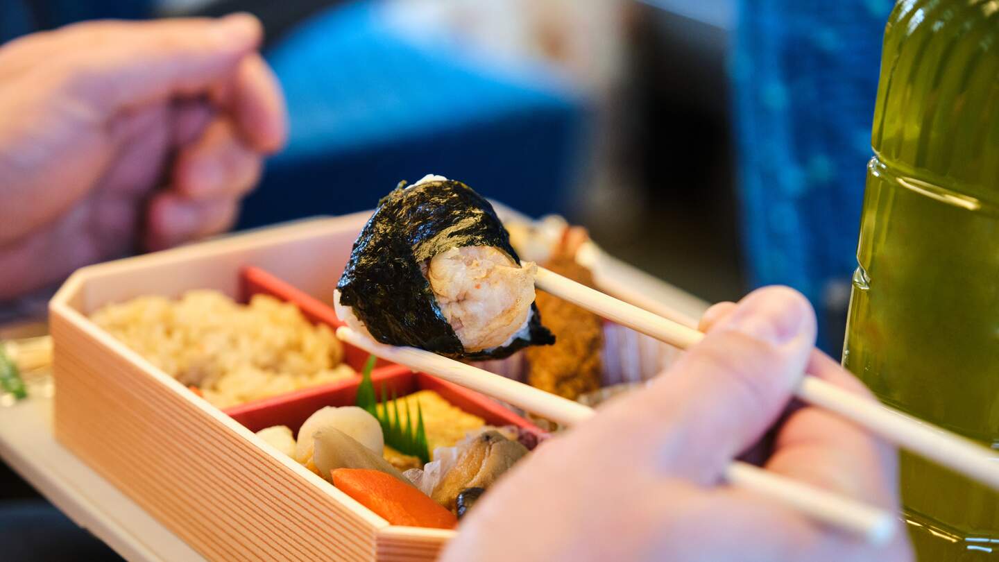 japanisches Eki Bento in einem Shinkansen-Zug in Japa | © GettyImages.com/	Ladanifer