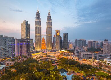 Skyline Kuala Lumpur in der Abenddämmerung | © GettyImages.com/Rat0007