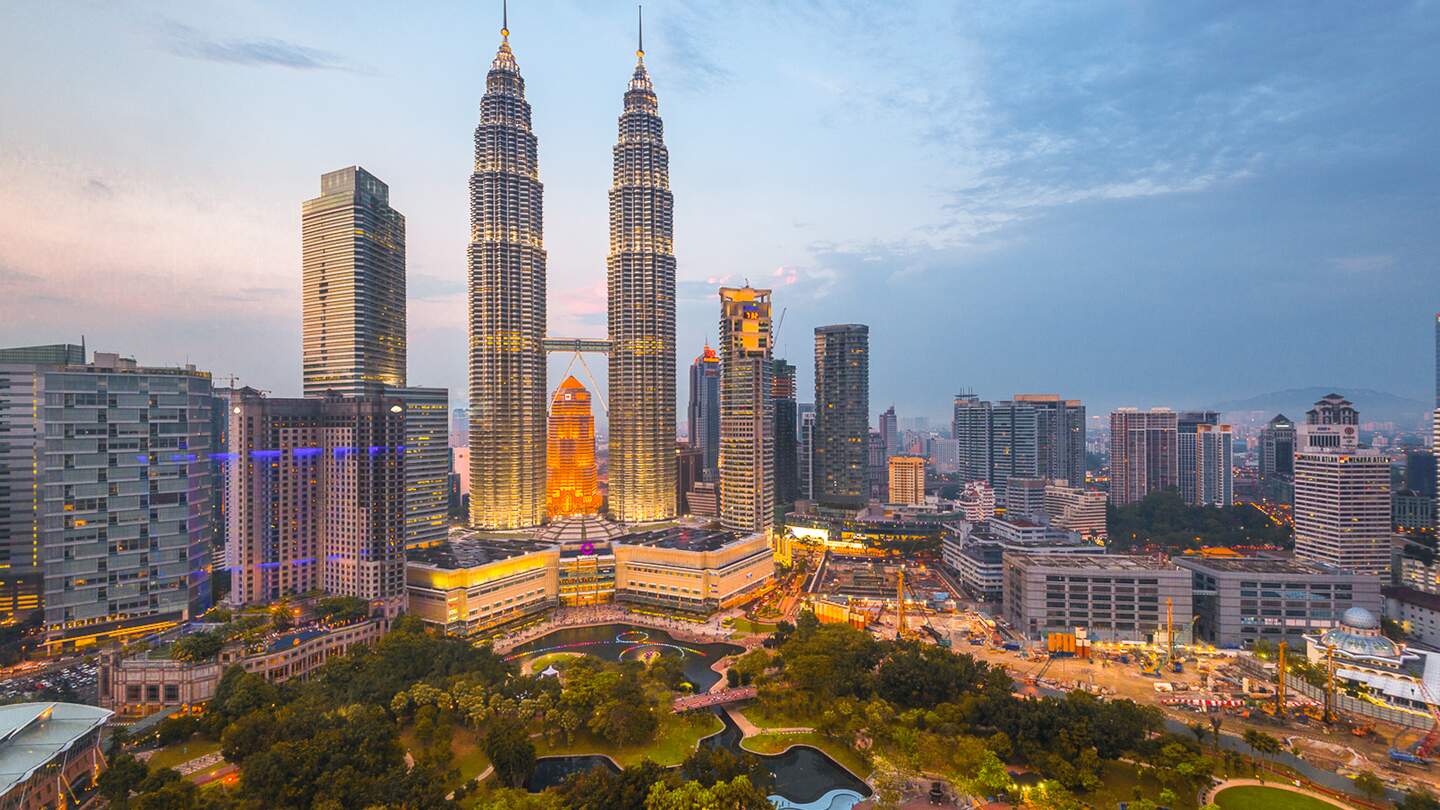 Skyline Kuala Lumpur in der Abenddämmerung | © GettyImages.com/Rat0007