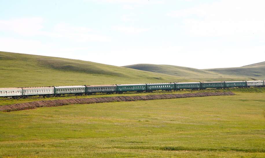 Außenansicht  der Transsibirischen Eisenbahn von Beijing China nach ulaanbaatar in der Mongolei | © © Gettyimages.com/jaturunp