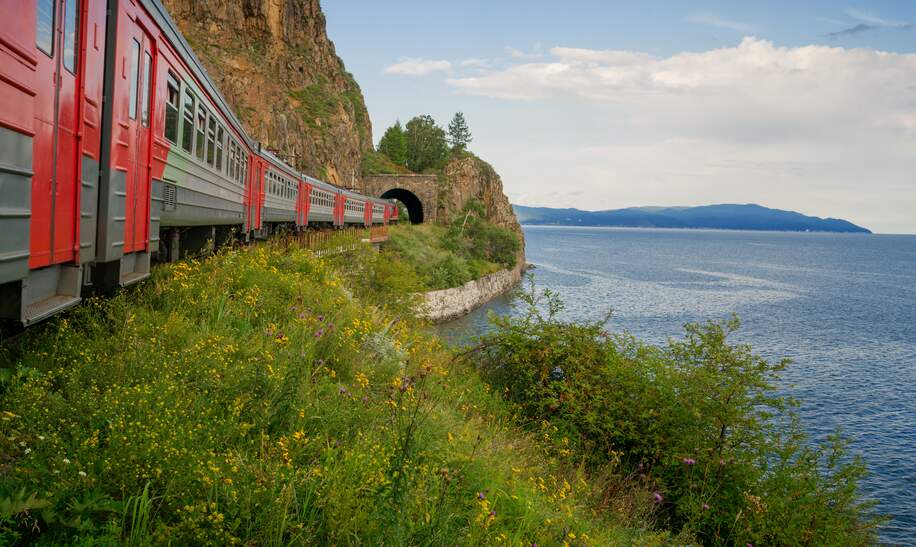 Der Zug fährt mit der Circum-Baikal-Bahn in den Tunnel am Baikalsee ein. | © © Gettyimages.com/rutin55