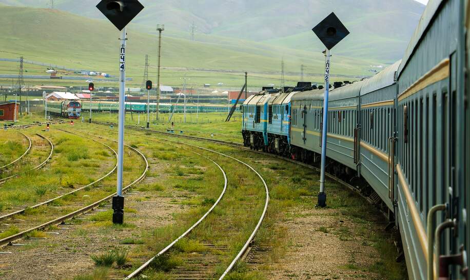 Transsibirischen Eisenbahn nimmt eine Wendung in der ländlichen Mongolei mit einem anderen entgegenkommenden Zug in der Nähe von Ulanbaatar. | © Gettyimages.com/Yannik Photography