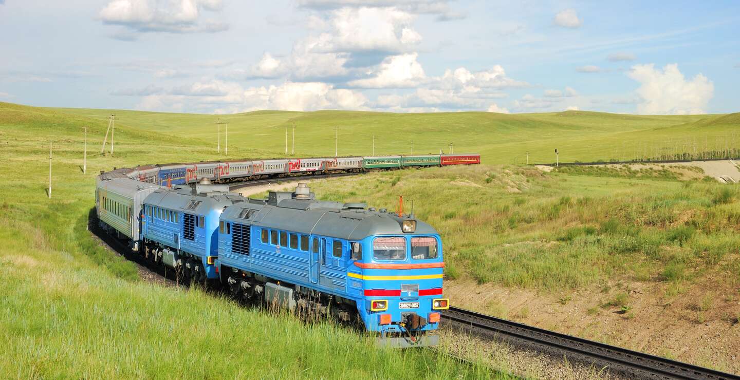 Die Transsibirische Eisenbahn fährt durch die Steppe in Asien  | © Georgiy Konyushkin