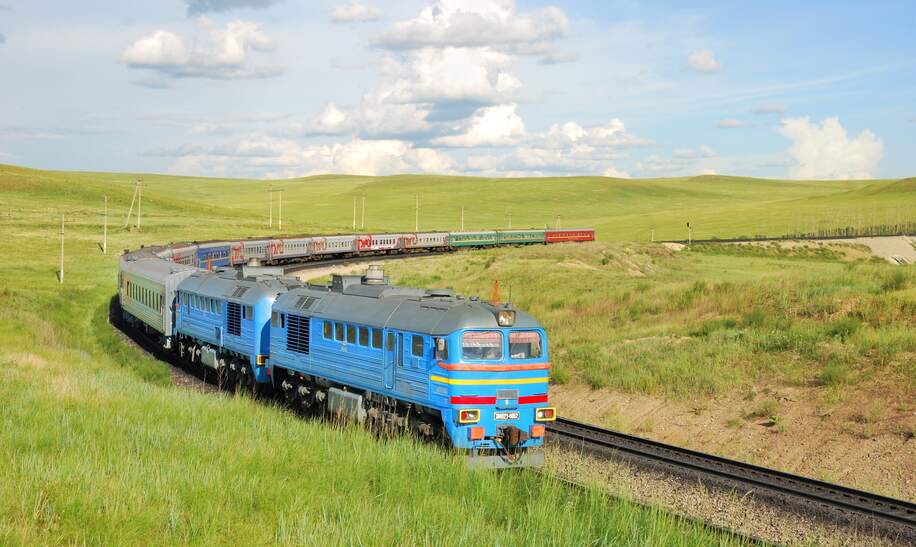 Die Transsibirische Eisenbahn fährt durch die Steppe in Asien  | © Georgiy Konyushkin