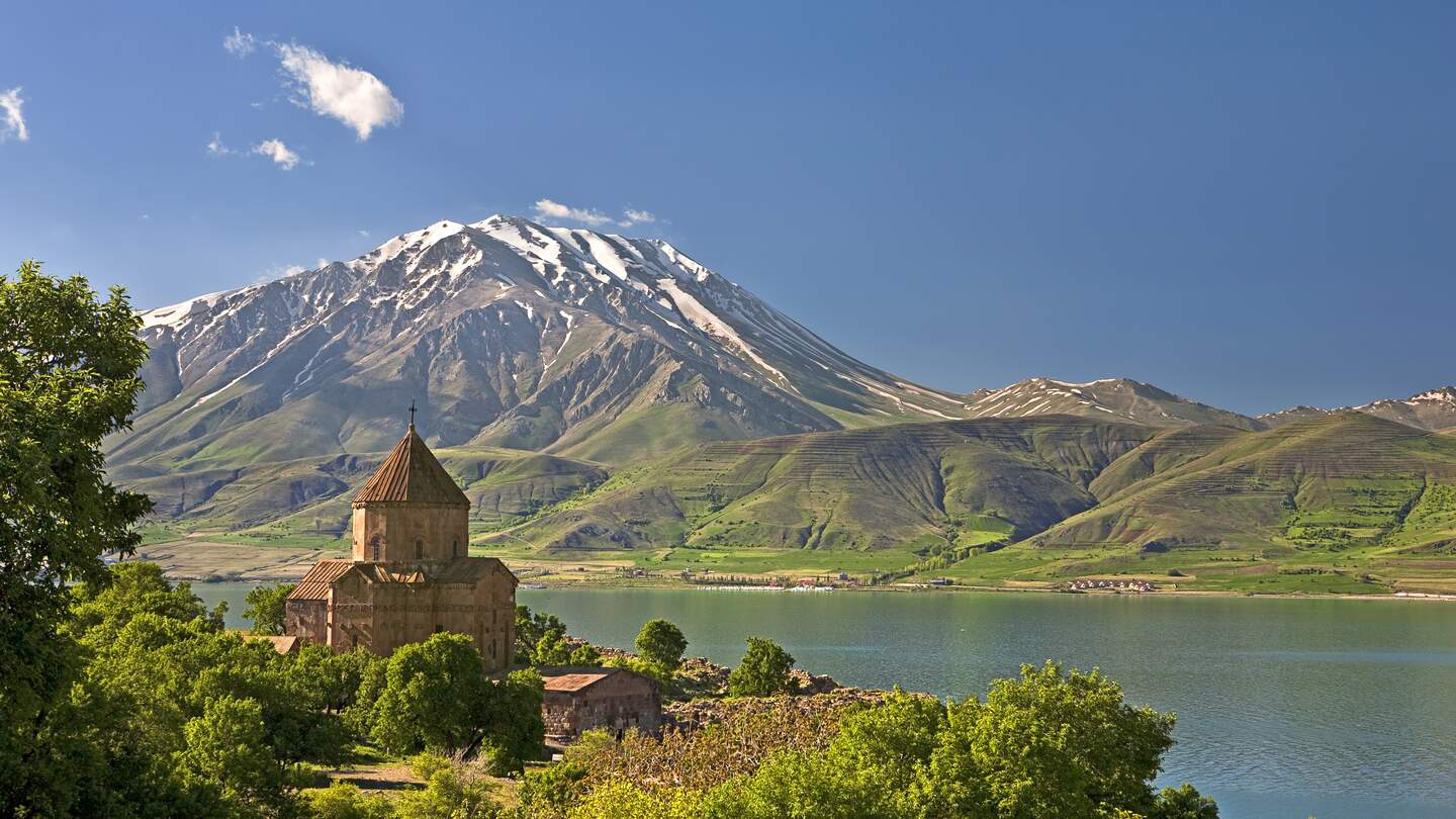 Insel Akdamar im Van-See. Die armenische Domkirche des Stechpalmenkreuzes. | © Gettyimages.com/WitR