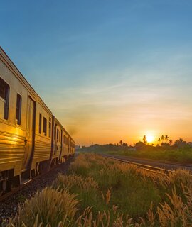 Zug bei Sonnenaufgang | © Gettyimage/Thampapon
