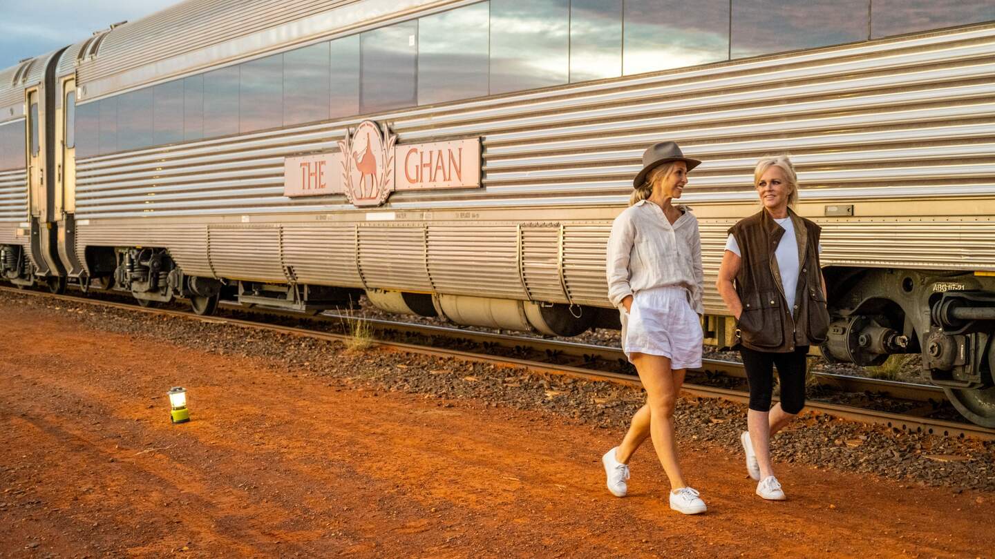 Sonnenaufgang in Marla, SA, während der Fahrt im The Ghan | © JBR