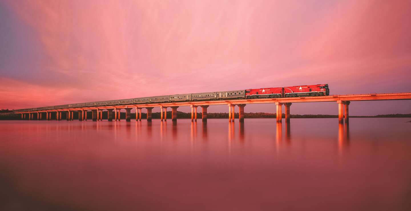 Der Zug The Ghan fährt über den Elisabeth River | © JBR