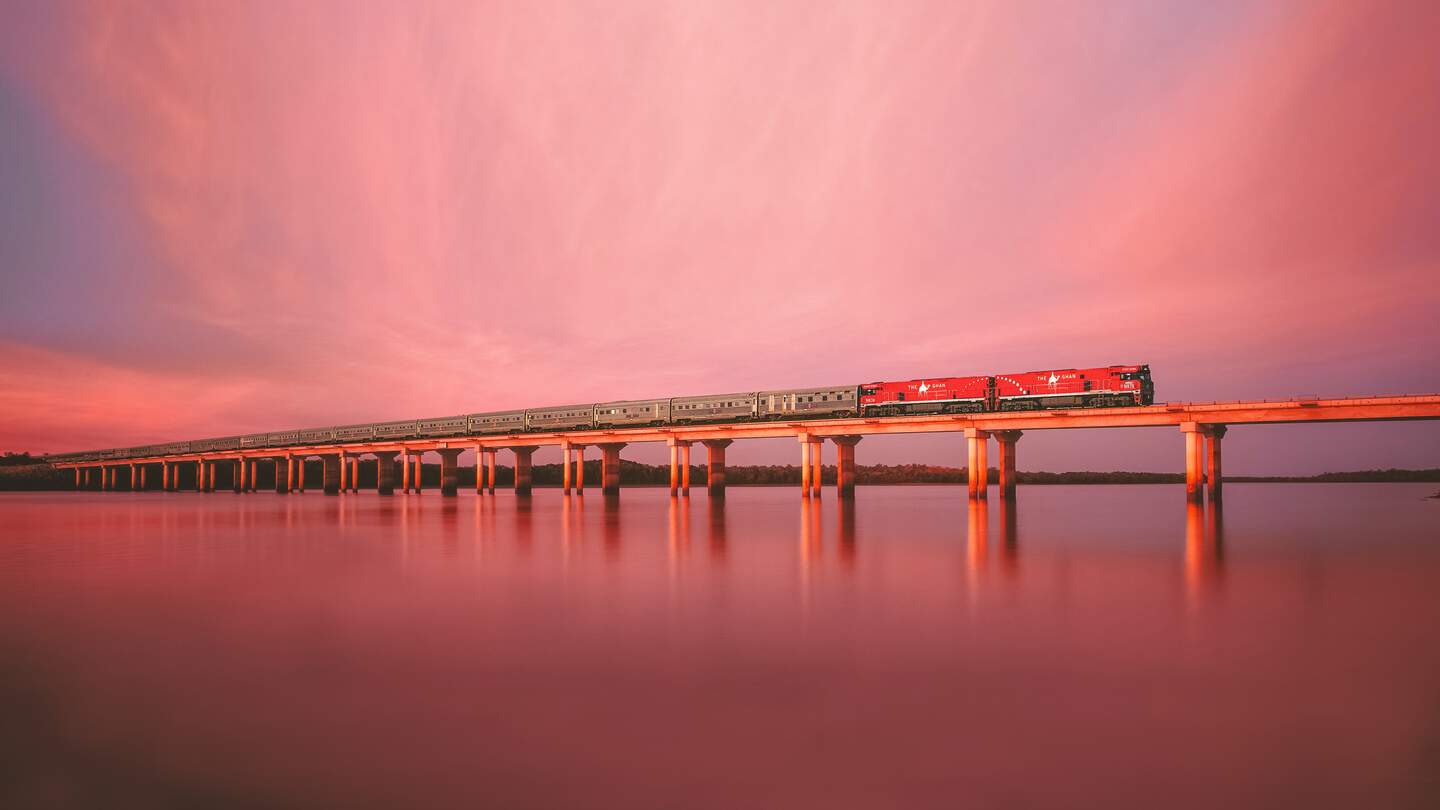 Der Zug The Ghan fährt über den Elisabeth River | © JBR