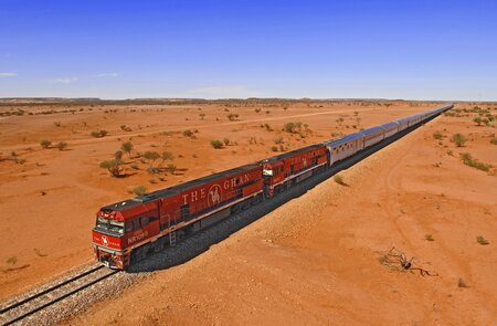 Der Ghan Zug fährt durch die australische Wüste nach Darwin.  | © © Tourism NT