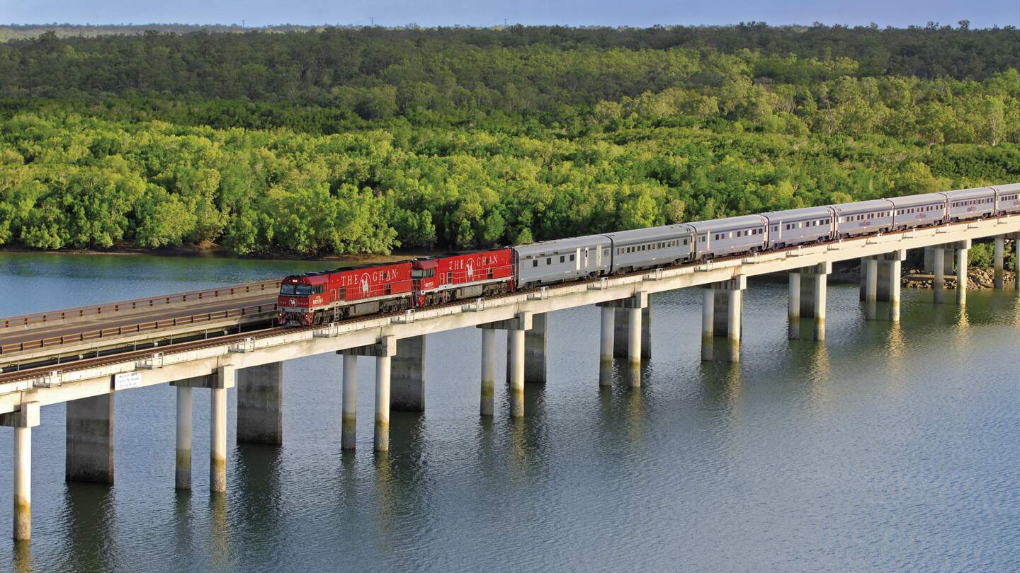 Der Ghan Zug fährt über eine Seebrücke von Alice Springs nach Darwin | © © Tourism NT