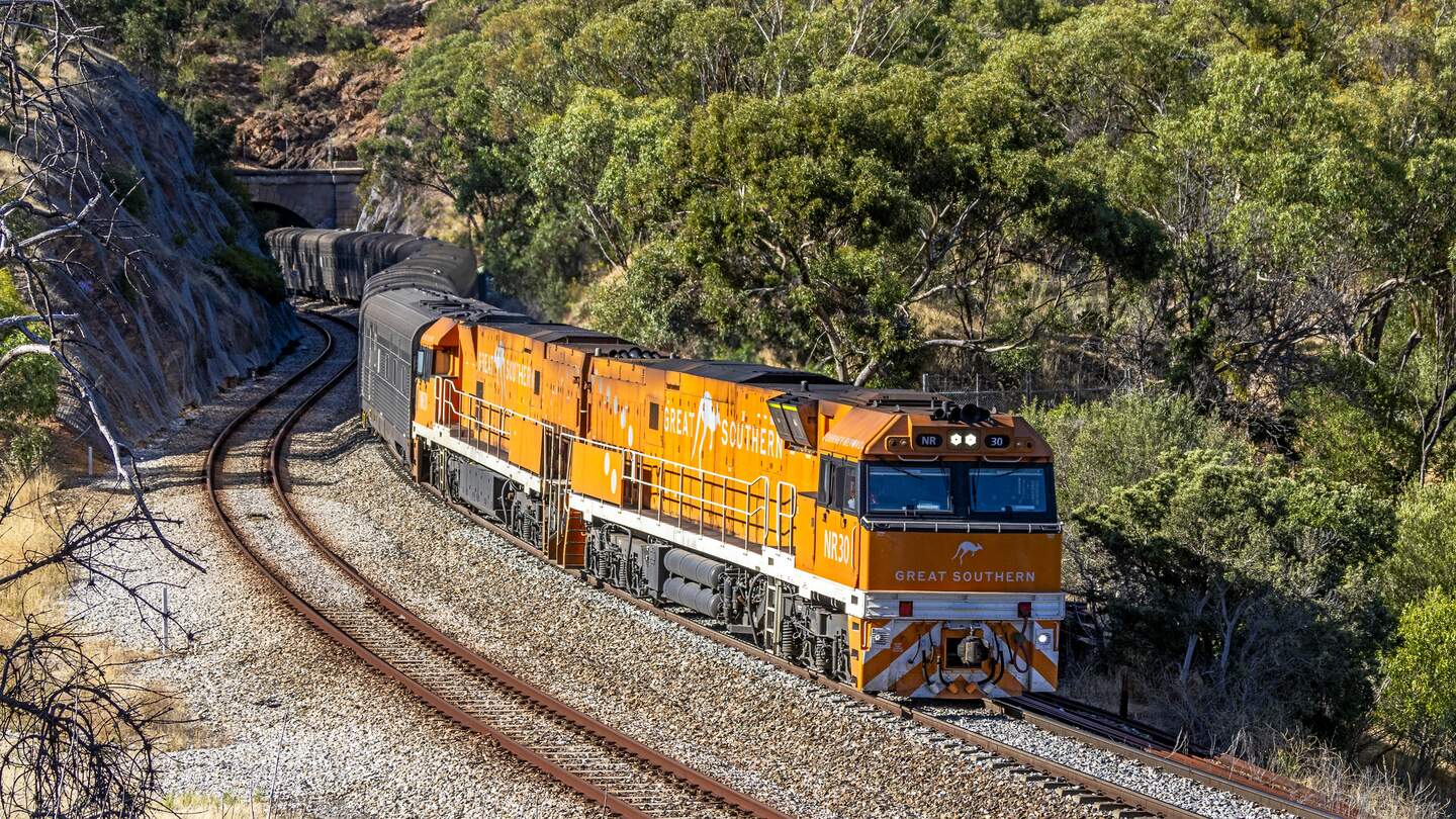 Der Great Southern Zug verlässt den Sleeps Hill Tunnel in den Adelaide Hills. | © GettyImages.com/	BeyondImages