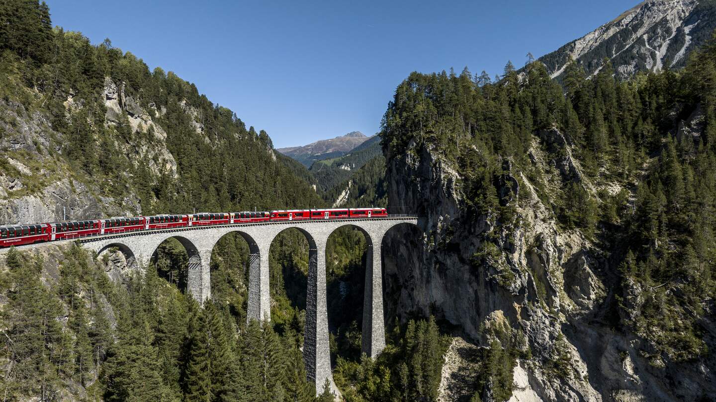 Im Panoramawagen des Bernina Expresses auf dem Landwasserviadukt in der Schweiz | © Rhätische Bahn/Andrea Badrutt