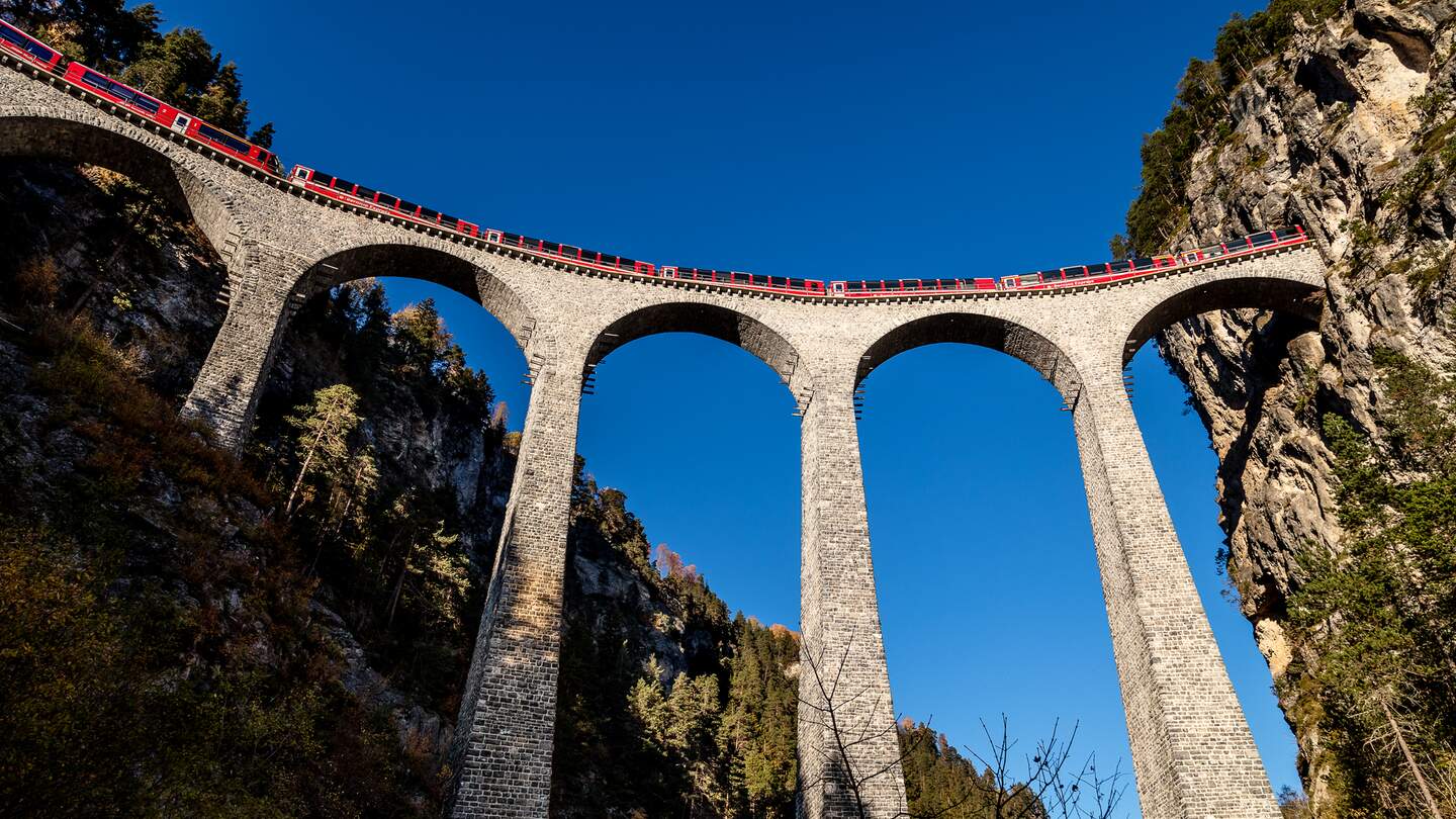 Im Panoramawagen des Bernina Expresses auf dem Landwasserviadukt in der Schweiz | © Rhätische Bahn/Andrea Badrutt