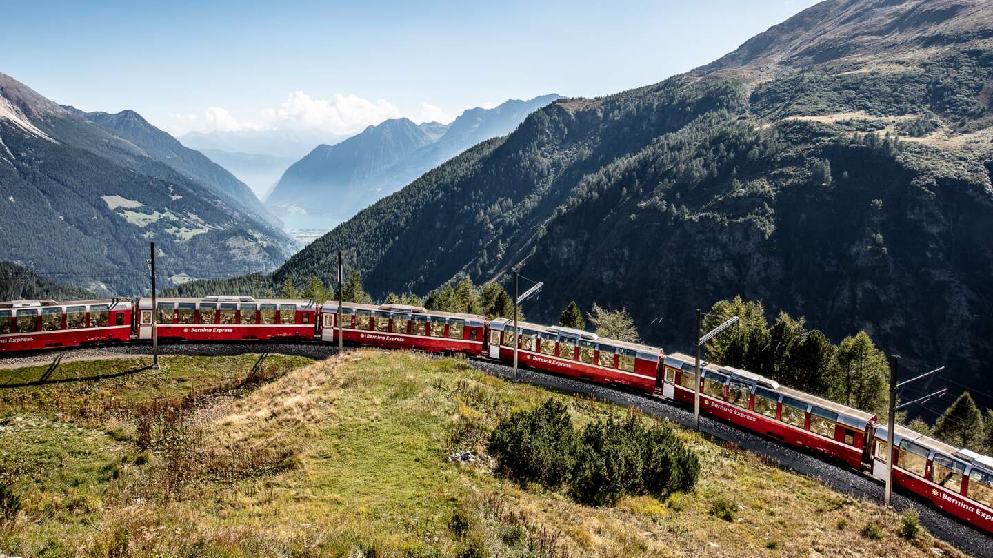 Im Panoramawagen des Bernina Expresses ueber den Berninapass in Alp Gruem in der Schweiz | © Rhaetische Bahn/Andrea Michael Badrutt