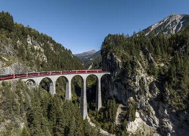 Im Panoramawagen des Bernina Expresses auf dem Landwasserviadukt in der Schweiz | © Rhätische Bahn/Andrea Badrutt
