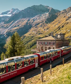 Im Panoramawagen des Bernina Expresses bei der Alp Gruem im Sommer in der Schweiz | © Switzerland Tourism/André Meier 