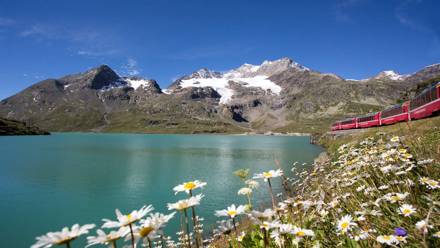 Im Panoramawagen des Bernina Expresses am Lago Bianco im Fruehling in der Schweiz | © Rhätische Bahn/Christoph Benz