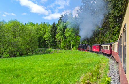 Harzer Schmalspurbahn  in der Nähe von Gernrode auf dem Brocken  | © travelwithbird