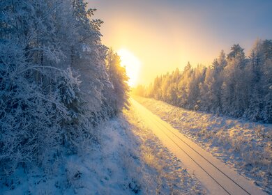 Verschneiter Winterbahnblick auf einer Bahn-Erlebnisreise in Sotkamo, Finnland. | © GettyImages.com/	Ville Heikkinen