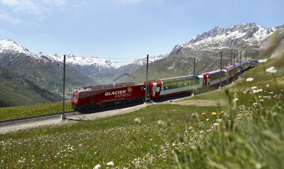 Der Glacier Express faehrt ueber den Oberalppass in den Schweizer Alpen  | © Glacier Express AG/Stefan Schlimpf