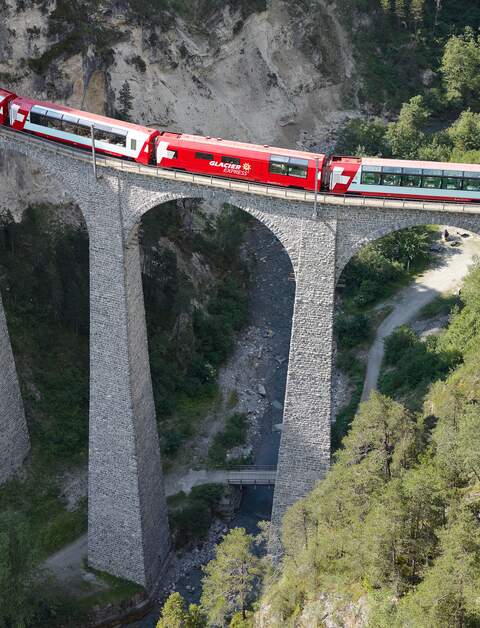 Der Glacier Express faehrt auf dem Landwasserviadukt in der Schweiz | © Glacier Express AG/Stefan Schlimpf