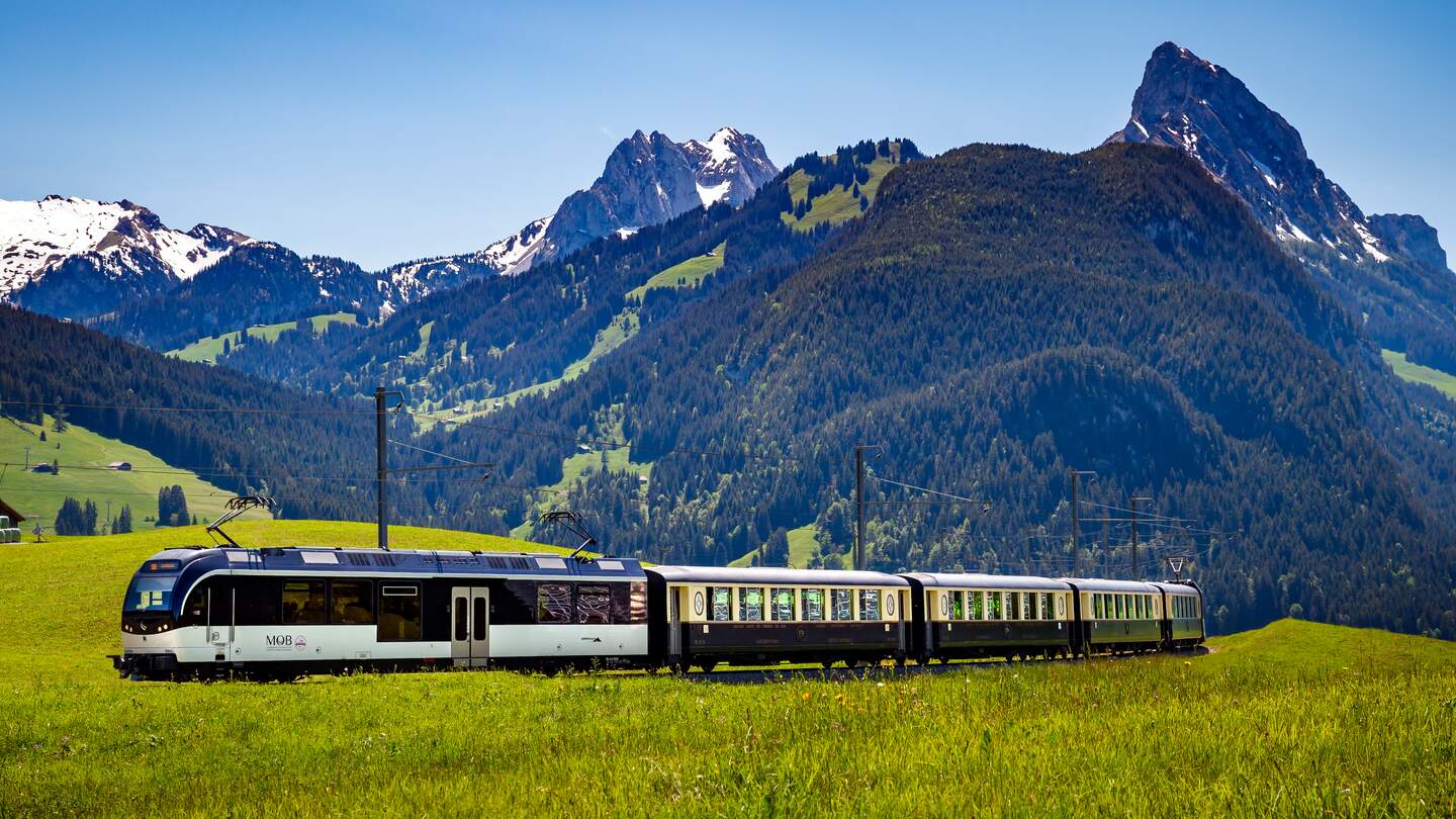 GoldenPass Belle Epoque faehrt in Schoenried in der Schweiz | © MOB/Valentin Flauraud  