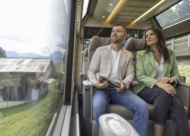 Paar geniesst die Aussicht in der Prestige Class  des Golden Pass Expresses | © Swiss Travel System/Dominik Baur  