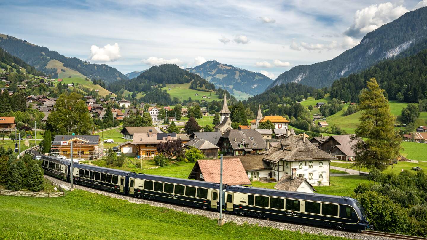 GoldenPass Express in Rougemont in der Schweiz im Sommer | © Swiss Travel System AG/Tobias Ryser  