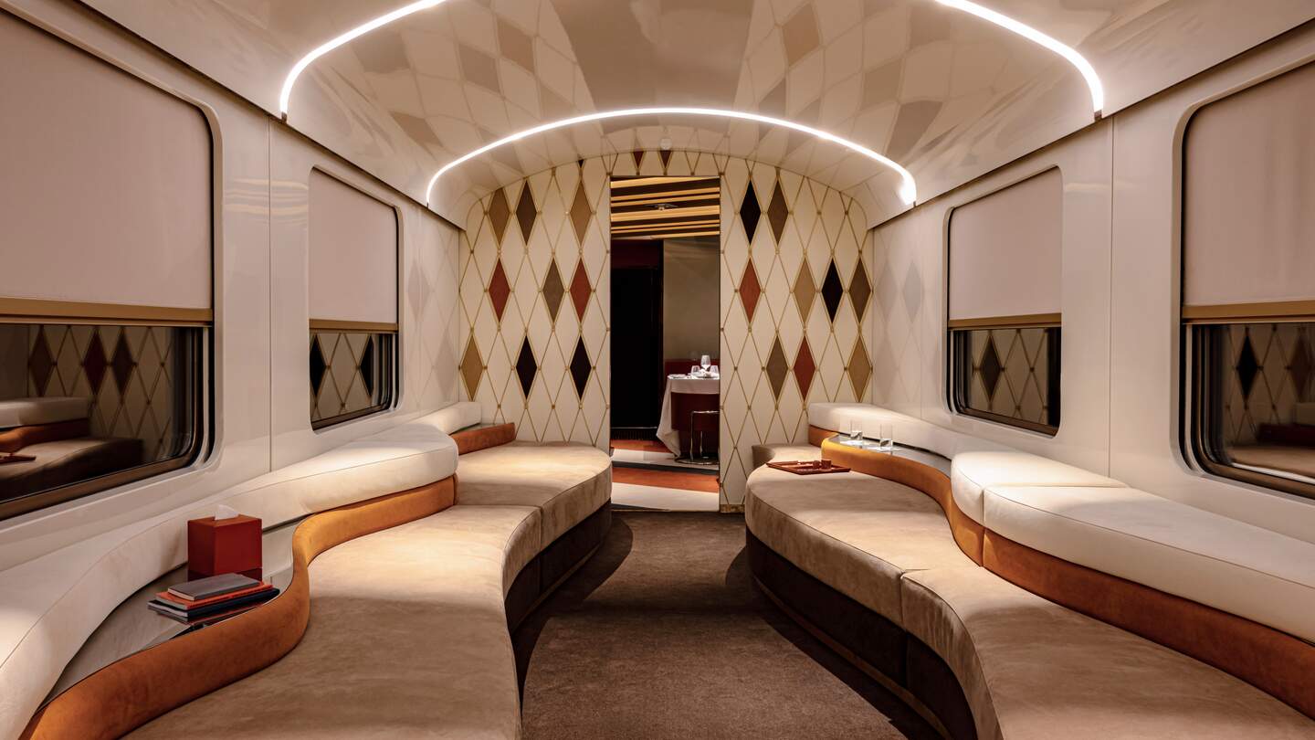 La Dolce Vita Orient Express Sitzgelegenheiten im Barwagen  | © Orient Express SAS
