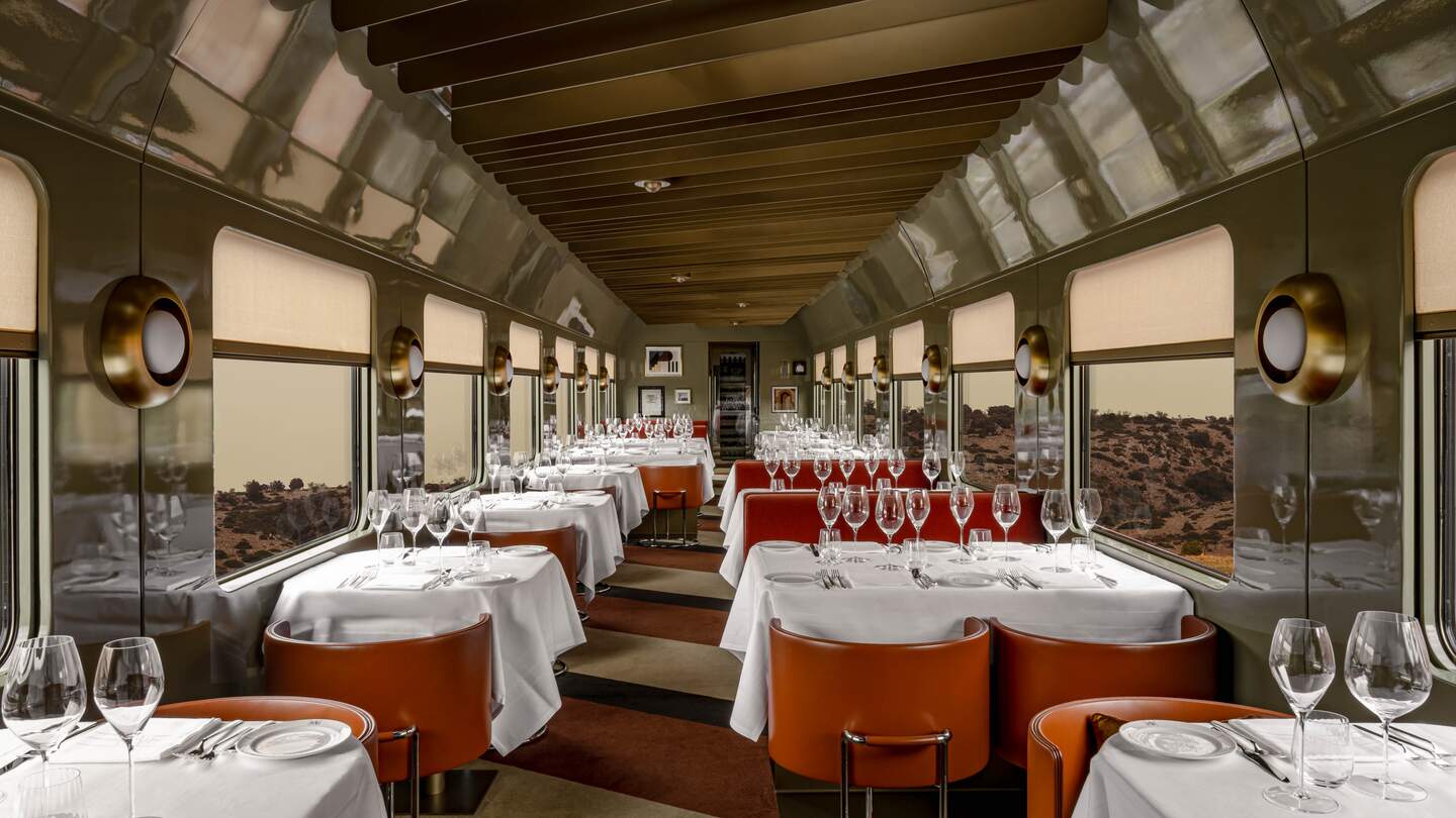 Blick in den zum Exssen eingedeckten Speisewagen des Luxuszuges La Dolce Vita Orient Express | © Orient Express SAS