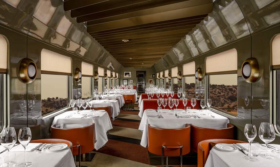 Blick in den zum Exssen eingedeckten Speisewagen des Luxuszuges La Dolce Vita Orient Express | © Orient Express SAS