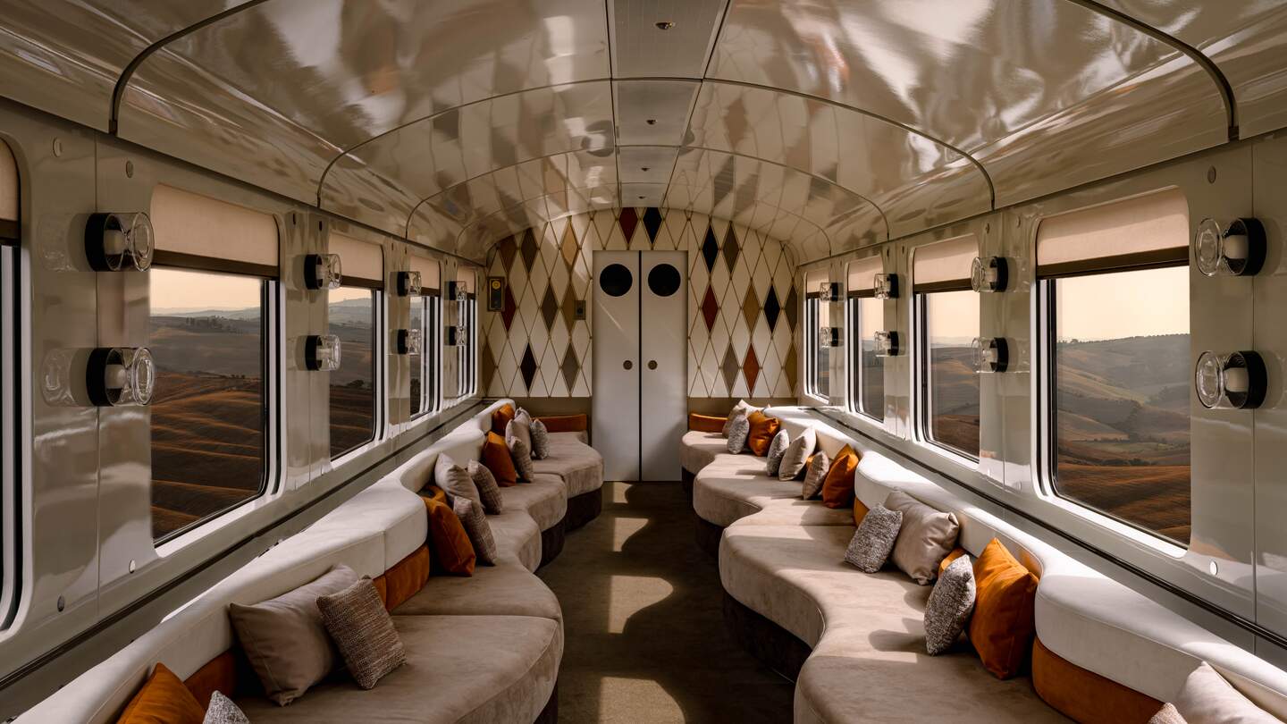 Blick in den komfortablen Barwagen mit gemütlichen Sitzmöglichkeiten des Luxuszuges La Dolce Vita Orient Express | © Orient Express SAS