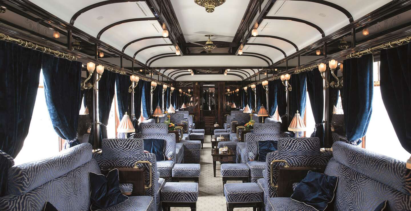 das luxurioese Innere eines Waggons des Orient Express, mit opulenten Details, die auf hohen Komfort und Eleganz hinweisen.  | © Helen Cathcart