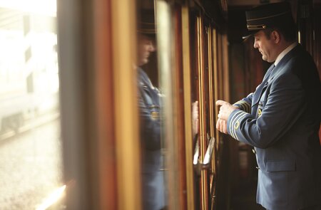 bahn-erlebnisreisen_europa_venice-simplon-orient-express_wagonservice | © © gettyimages.com