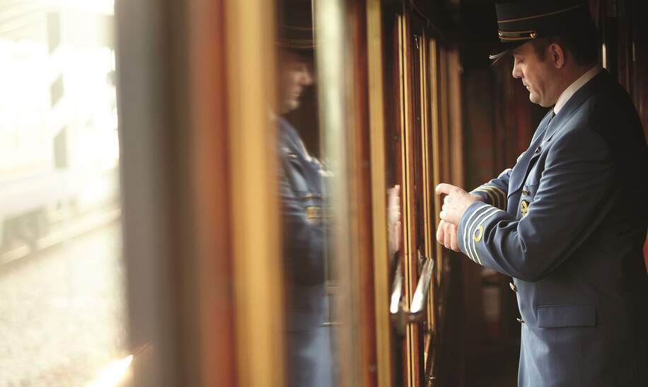 bahn-erlebnisreisen_europa_venice-simplon-orient-express_wagonservice | © © gettyimages.com