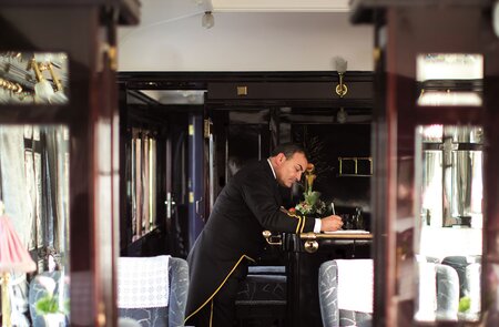 bahn-erlebnisreisen_europa_venice-simplon-orient-express_wagonservice | © © gettyimages.com