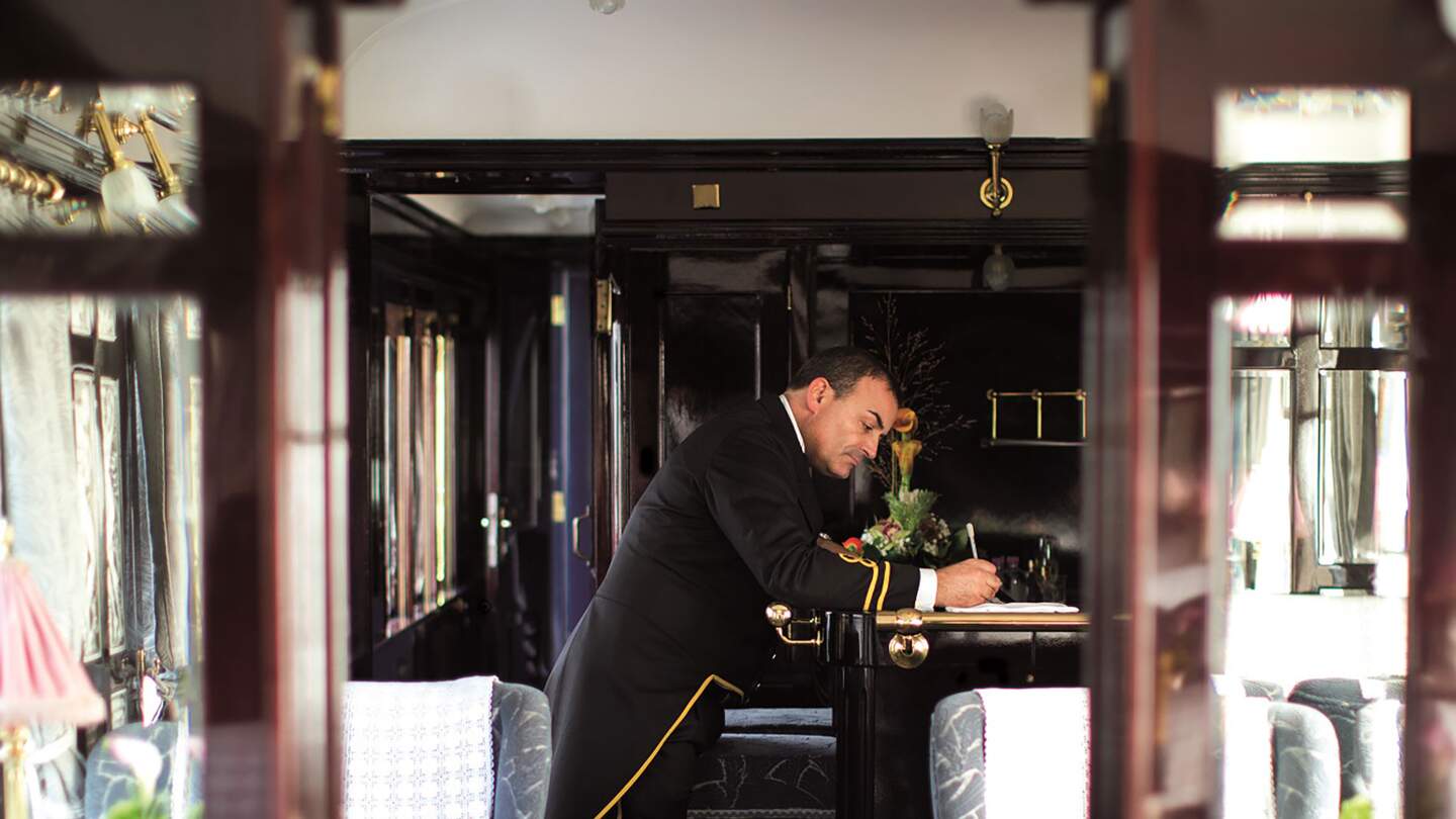 bahn-erlebnisreisen_europa_venice-simplon-orient-express_wagonservice | © © gettyimages.com