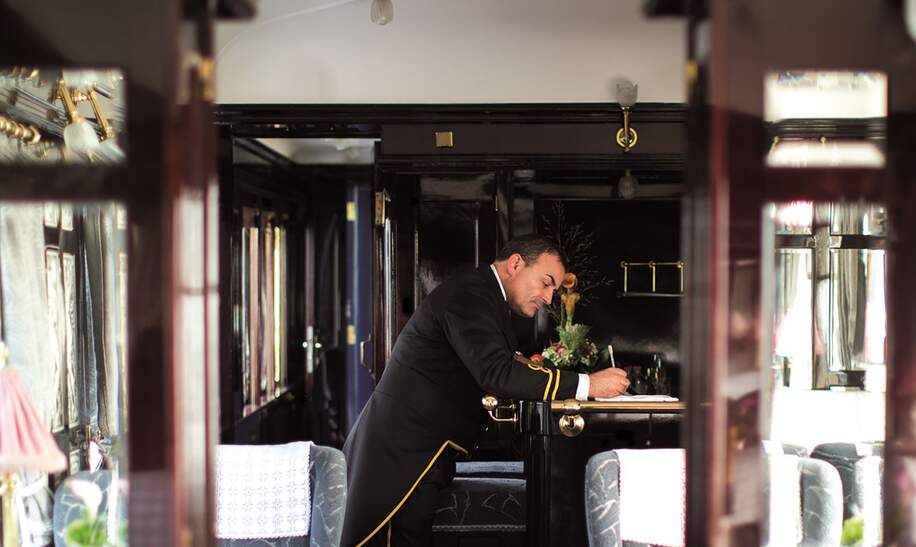 bahn-erlebnisreisen_europa_venice-simplon-orient-express_wagonservice | © © gettyimages.com