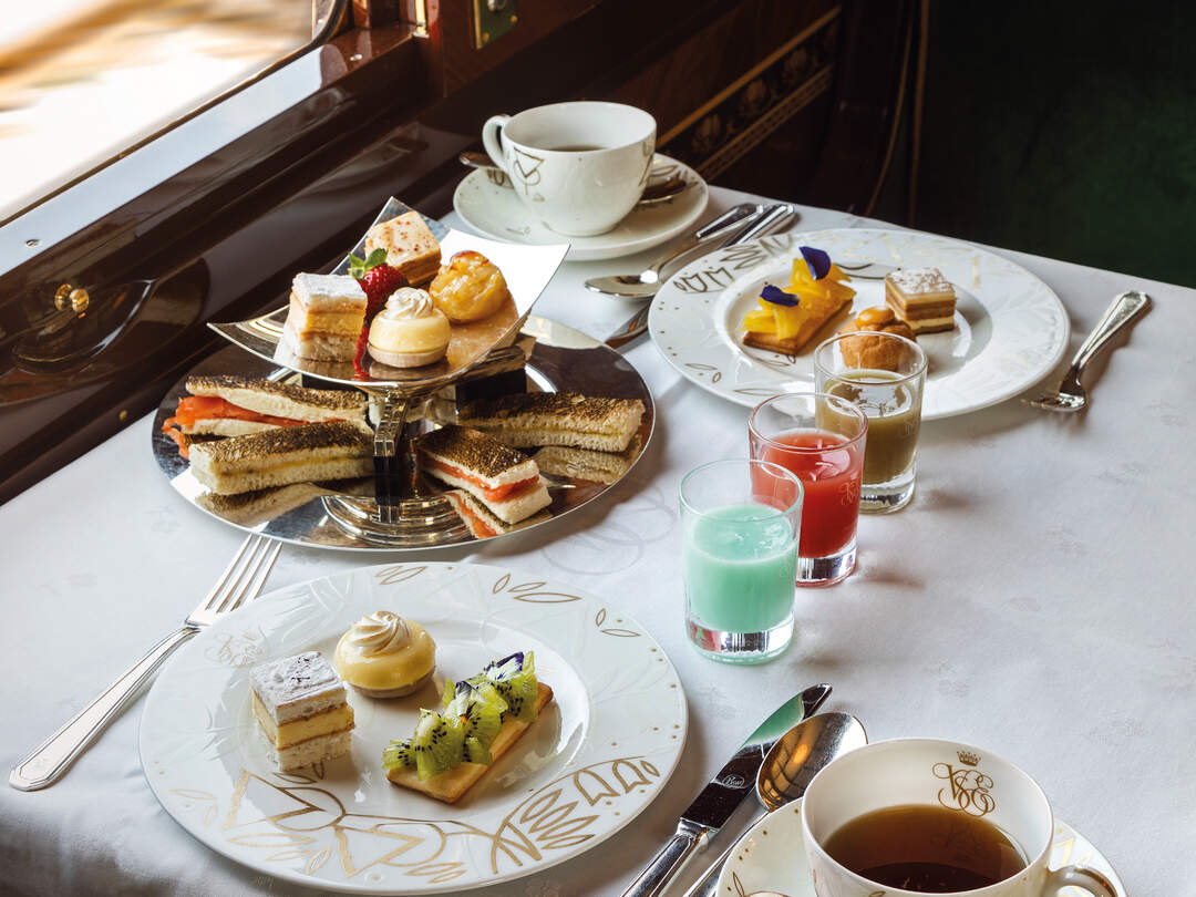 bahn-erlebnisreisen_europa_venice-simplon-orient-express_kuchentisch_kaffeetasse | © © gettyimages.com