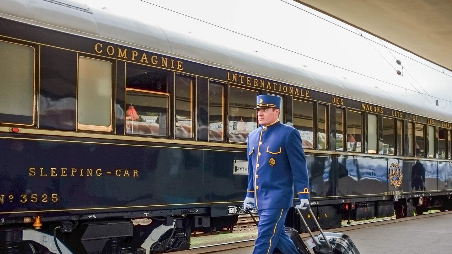 Der Orient-Express ist am Prager Bahnhof Smichov angekommen. Ein Wagenschaffner transportiert das Gepaeck der Passagiere zum Hoteltransfer | © Gettyimages.com/kmn-network